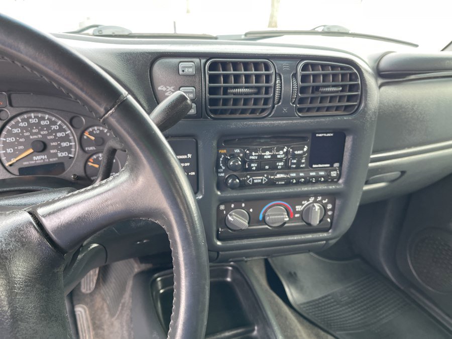 Used 2002 Chevrolet S10 Pickup LS w/ LS Preferred Equipment Group AWD/4WD image 9