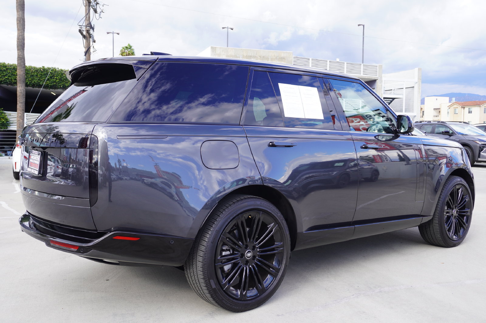 Used 2025 Land Rover Range Rover SE AWD/4WD image 7