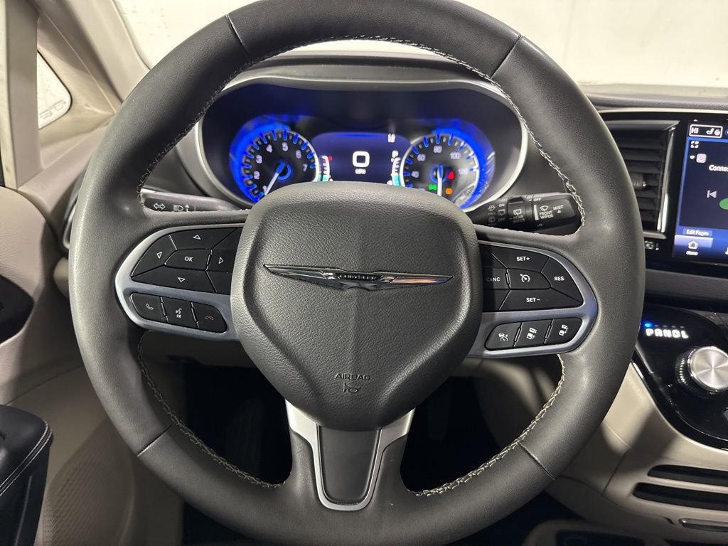 Used 2024 Chrysler Pacifica Touring-L image 21
