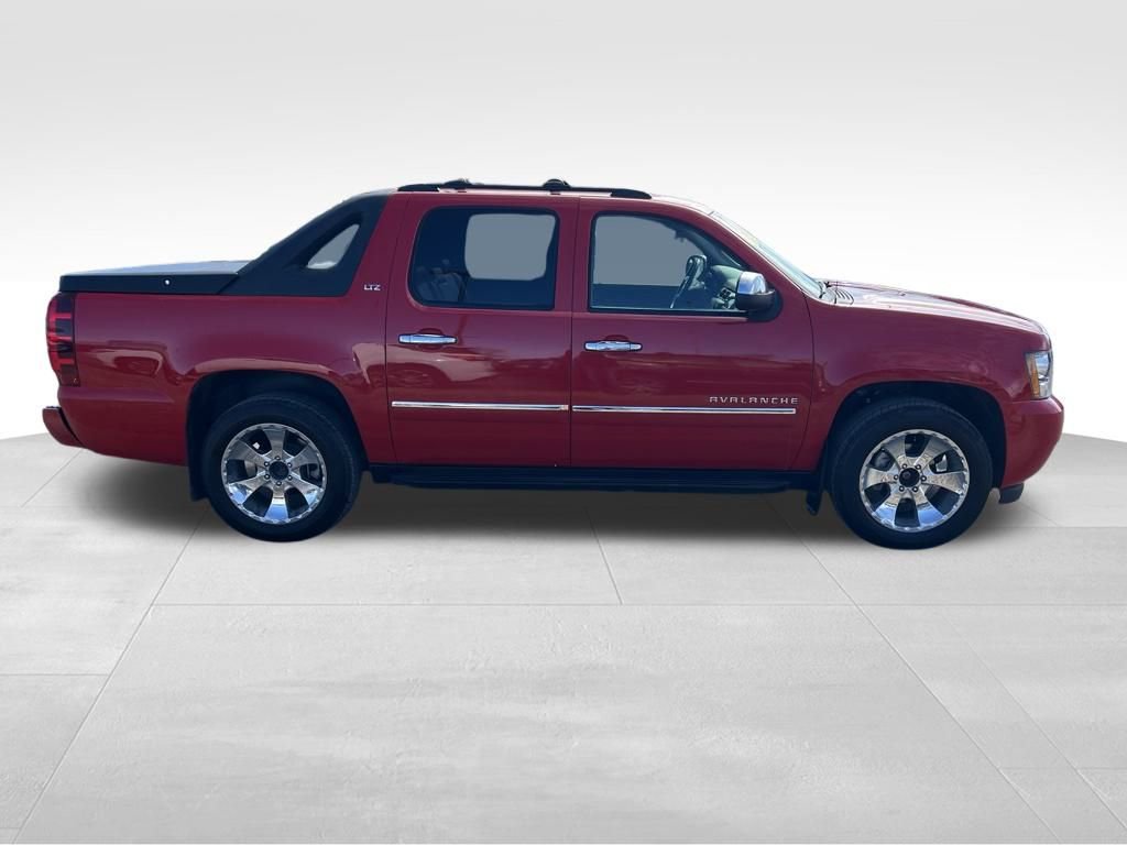 Used 2011 Chevrolet Avalanche LTZ image 7