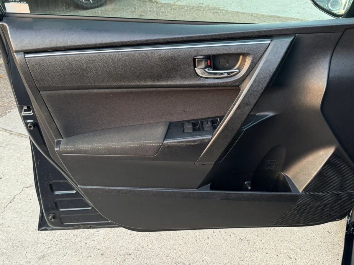 Used 2019 Toyota Corolla LE w/ Carpet Mat Package (TMS) FWD image 29