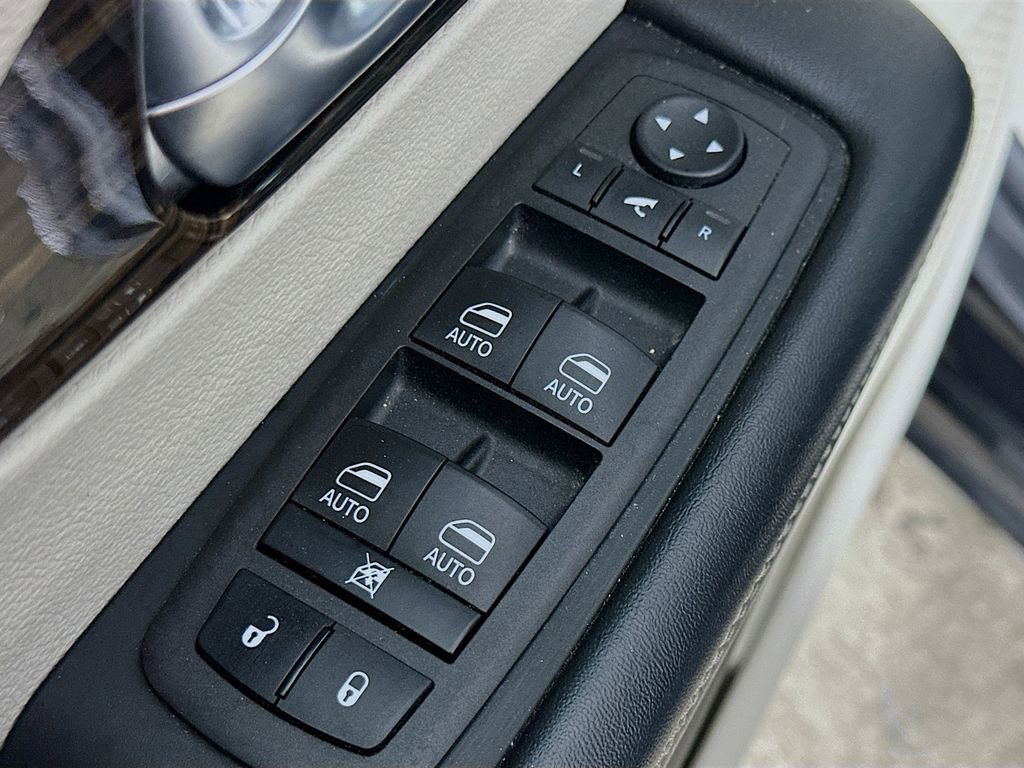 Used 2023 Chrysler Pacifica Limited image 21