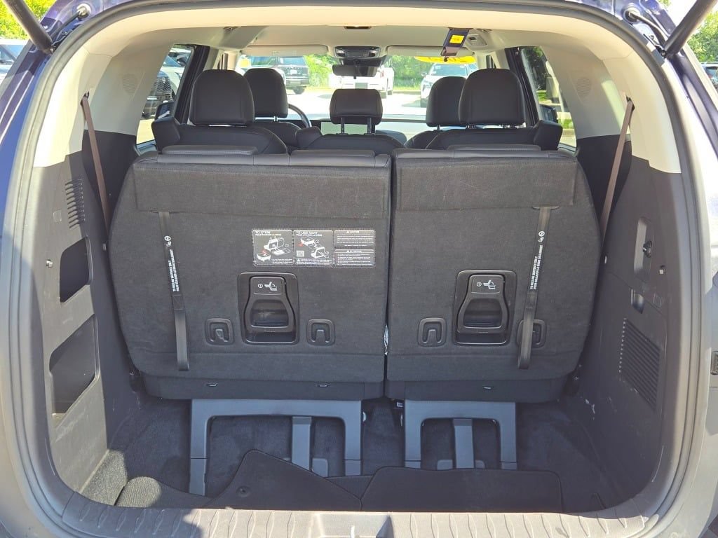 Used 2025 Kia Carnival EX FWD image 17