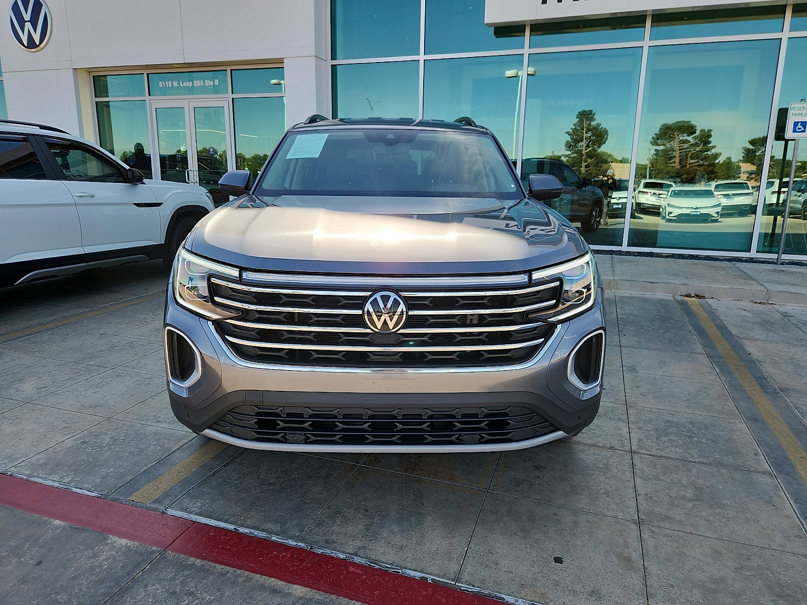 Used 2024 Volkswagen Atlas SE image 2