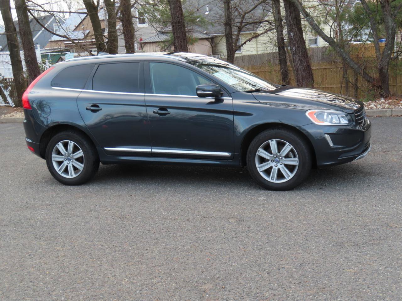 Used 2016 Volvo XC60 T6 w/ Protection Package image 3