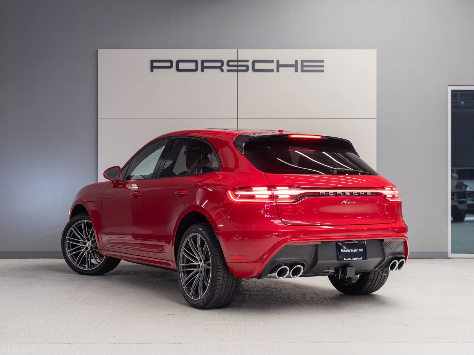 Certified 2025 Porsche Macan image 3