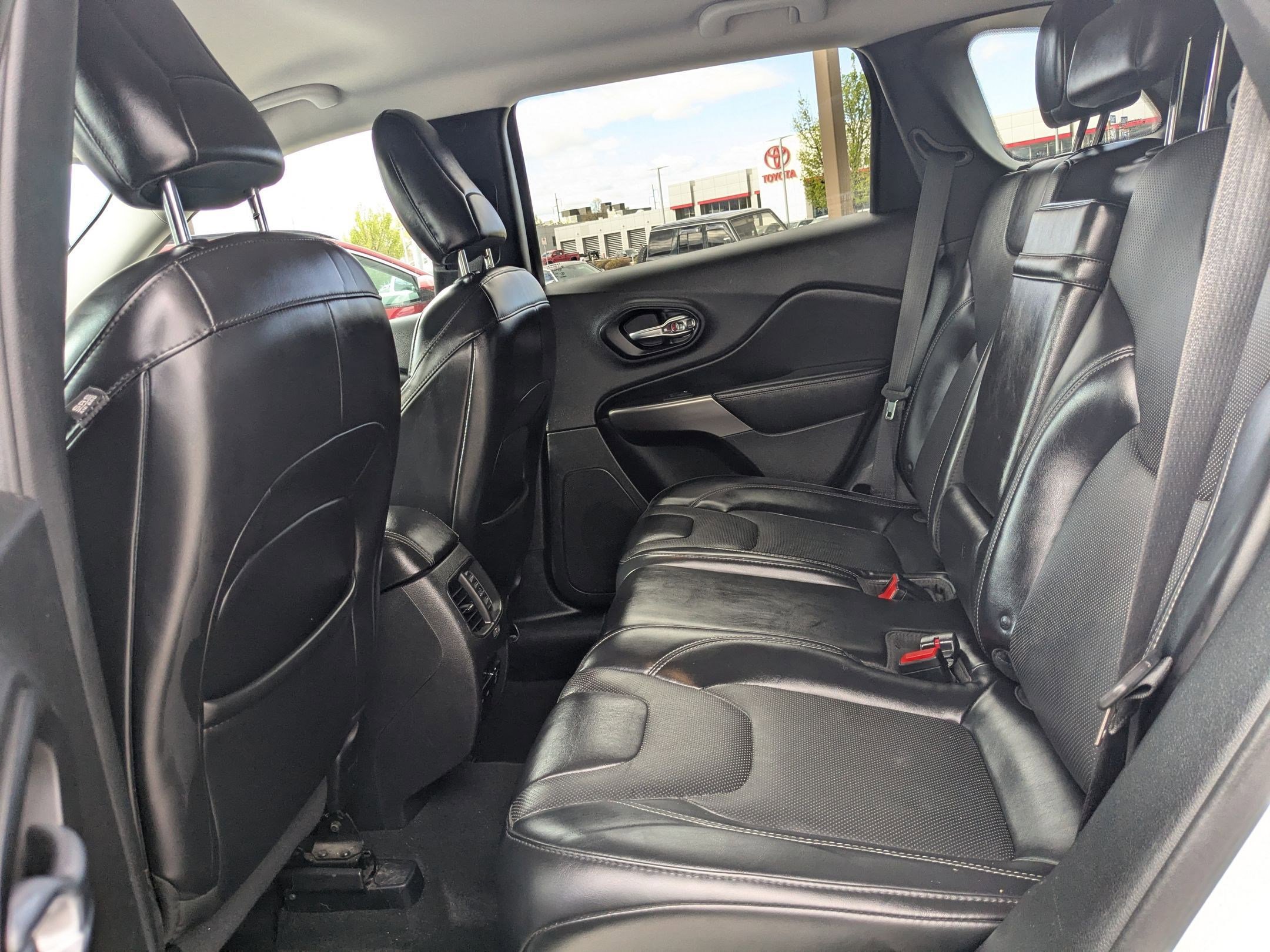 Used 2019 Jeep Cherokee Limited AWD/4WD image 28