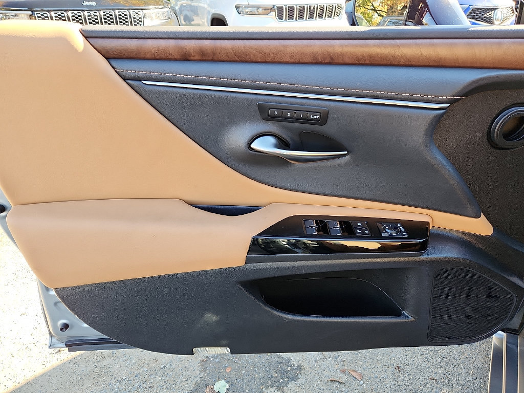 Used 2024 Lexus ES 350 w/ Premium Package FWD image 12