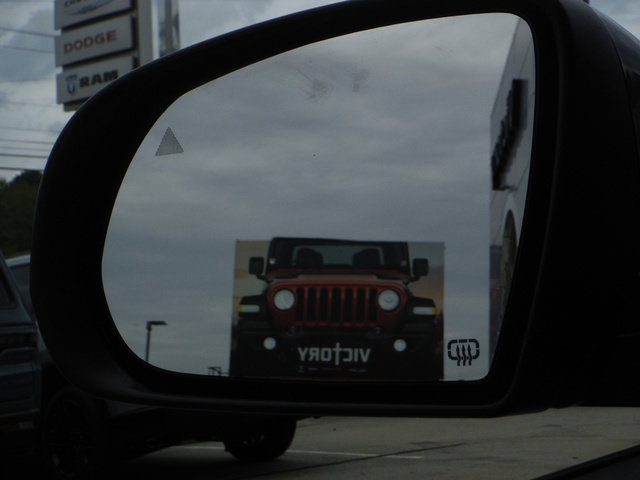 Used 2022 Jeep Cherokee Trailhawk w/ Comfort/Convenience Group AWD/4WD image 38