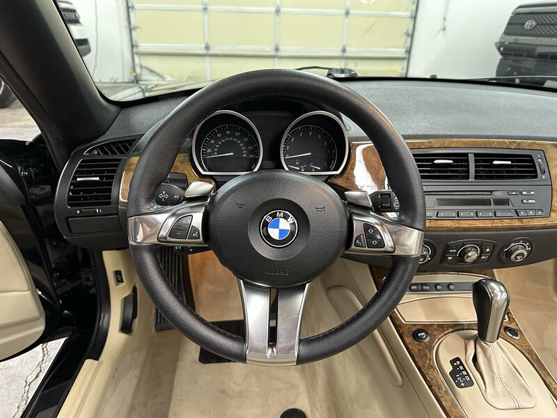 Used 2006 BMW Z4 3.0i RWD image 17