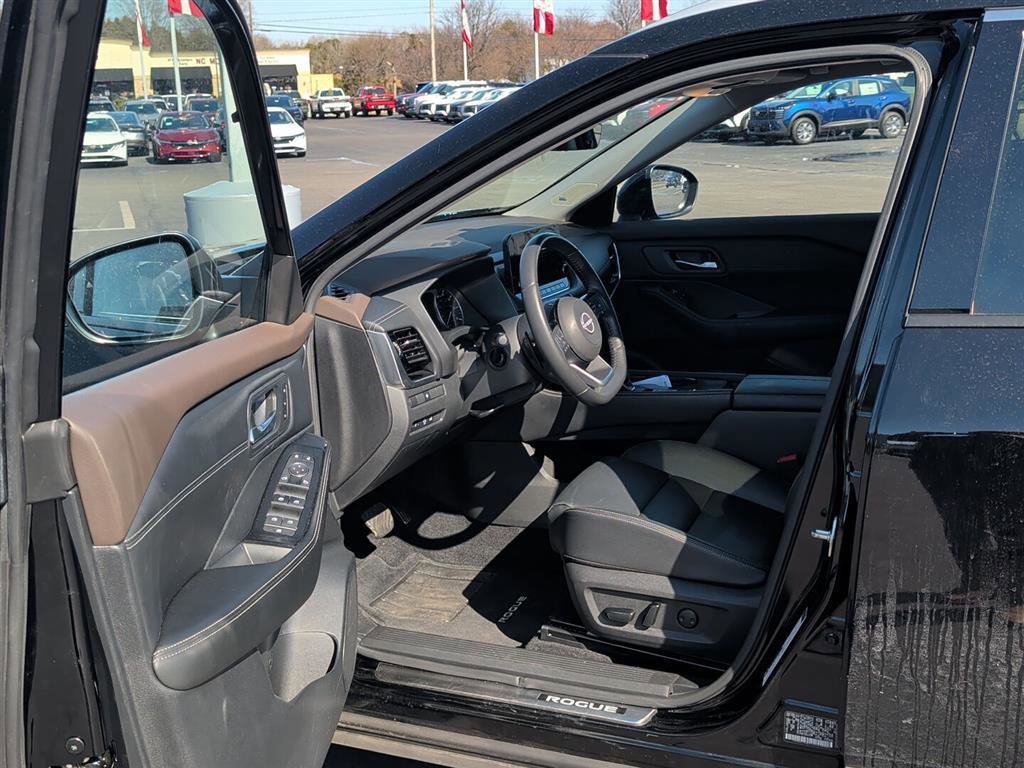 Used 2023 Nissan Rogue SL w/ SL Premium Package image 11