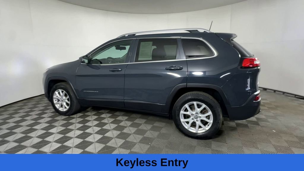 Used 2018 Jeep Cherokee Latitude Plus w/ Cold Weather Group AWD/4WD image 8