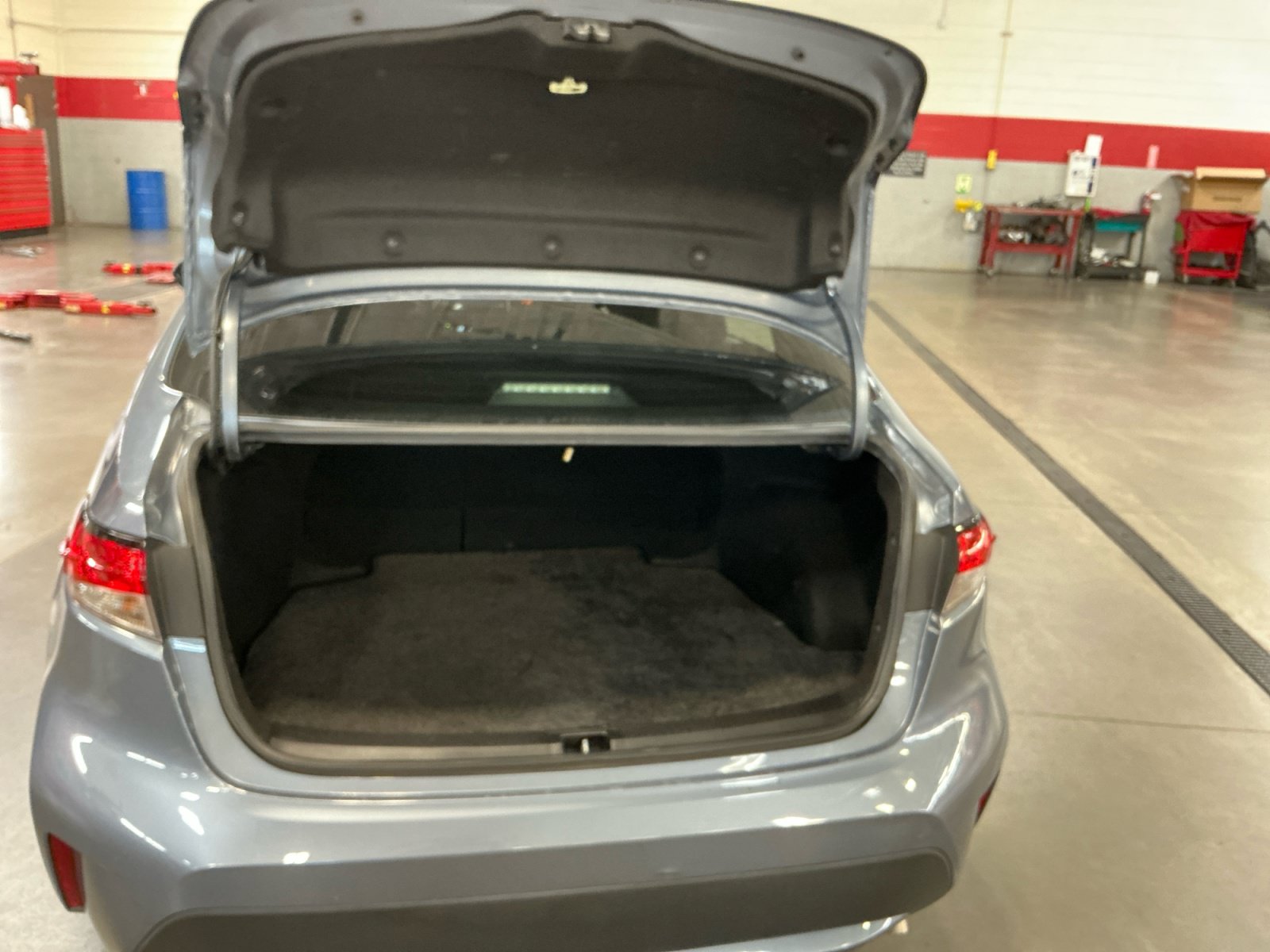 Used 2020 Toyota Corolla LE w/ Carpet Mat Package (TMS) FWD image 32
