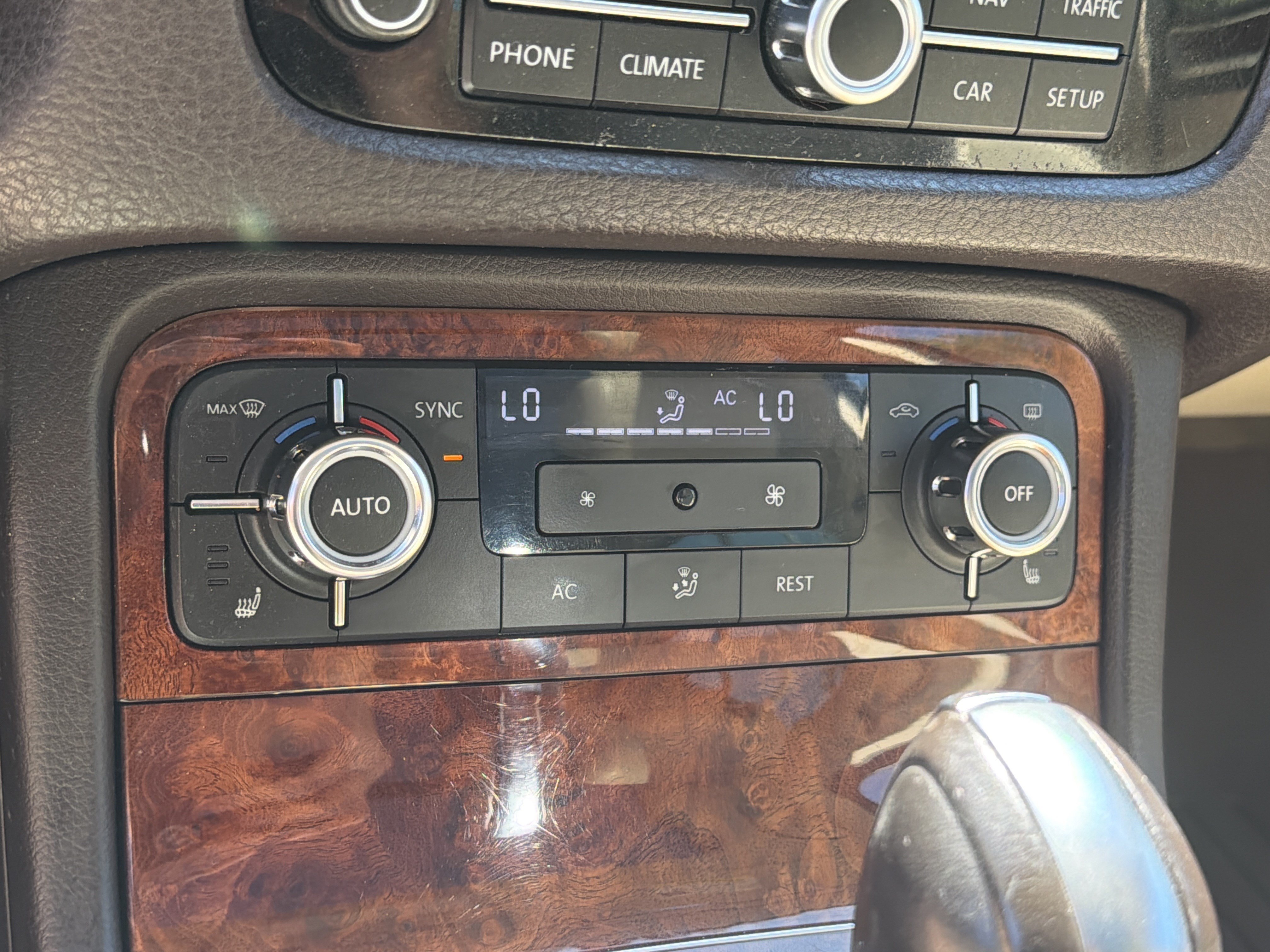 Used 2012 Volkswagen Touareg TDI AWD/4WD image 23