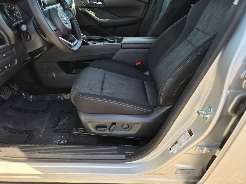 Used 2024 Nissan Rogue SV AWD/4WD image 18