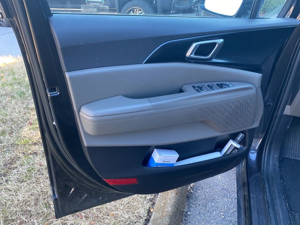 Used 2025 Kia Carnival image 40