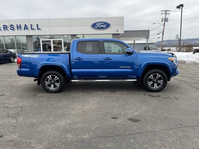 Used 2017 Toyota Tacoma TRD Sport image 3