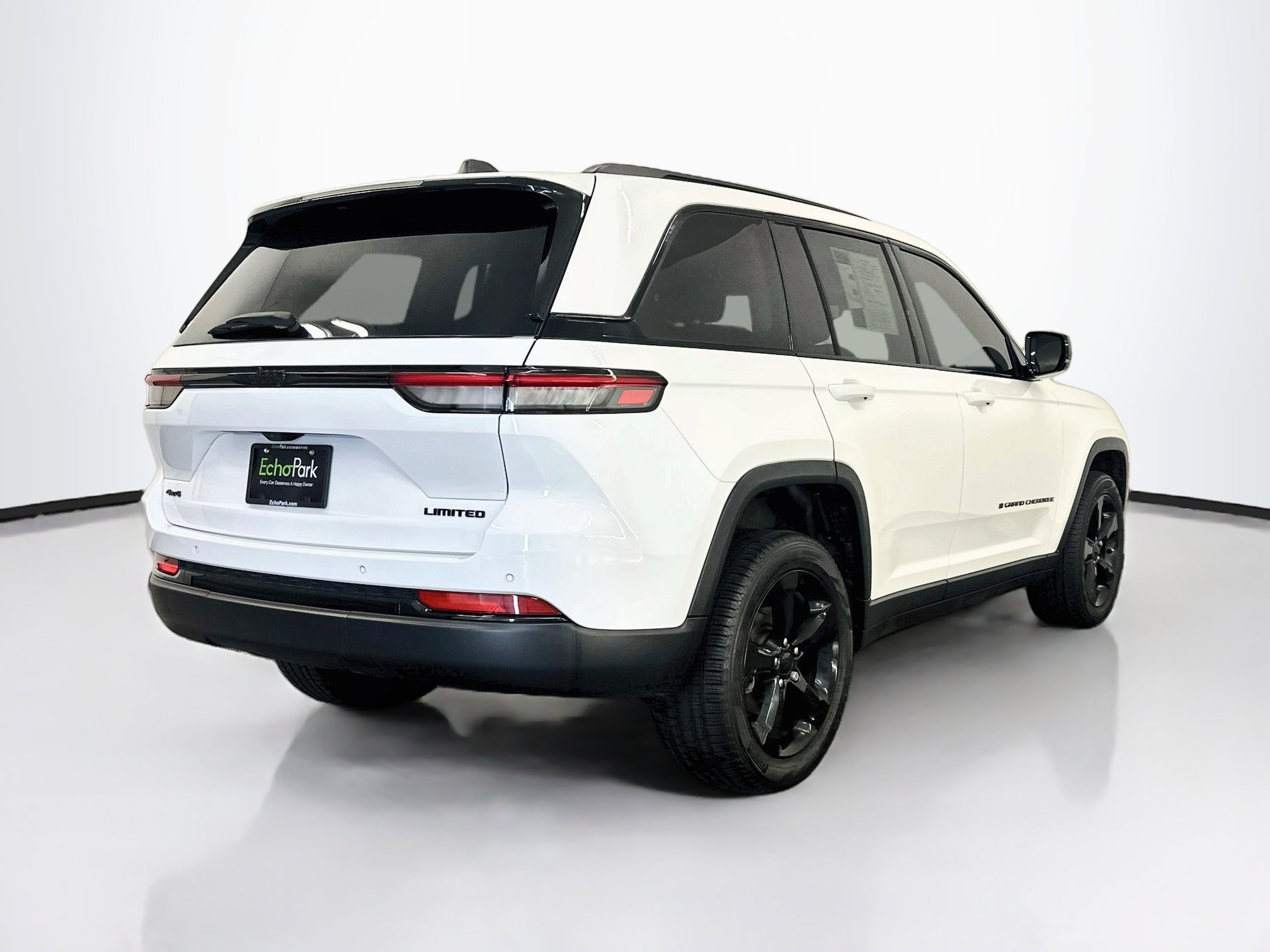 Used 2023 Jeep Grand Cherokee Limited w/ Black Appearance Package AWD/4WD image 9