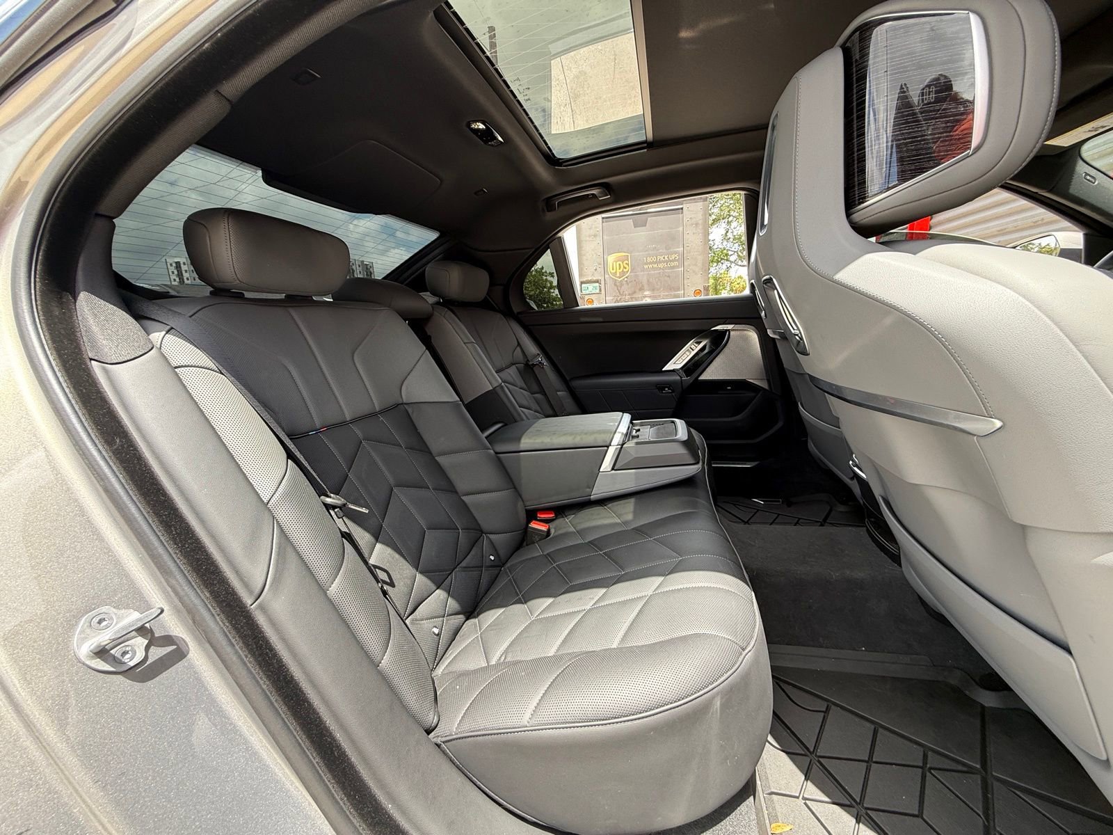Used 2025 BMW 760i xDrive w/ Executive Package AWD/4WD image 17