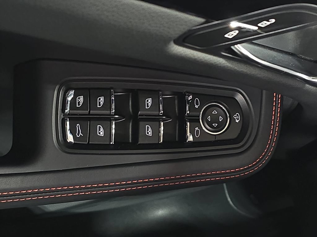 Certified 2025 Porsche Macan AWD/4WD image 21
