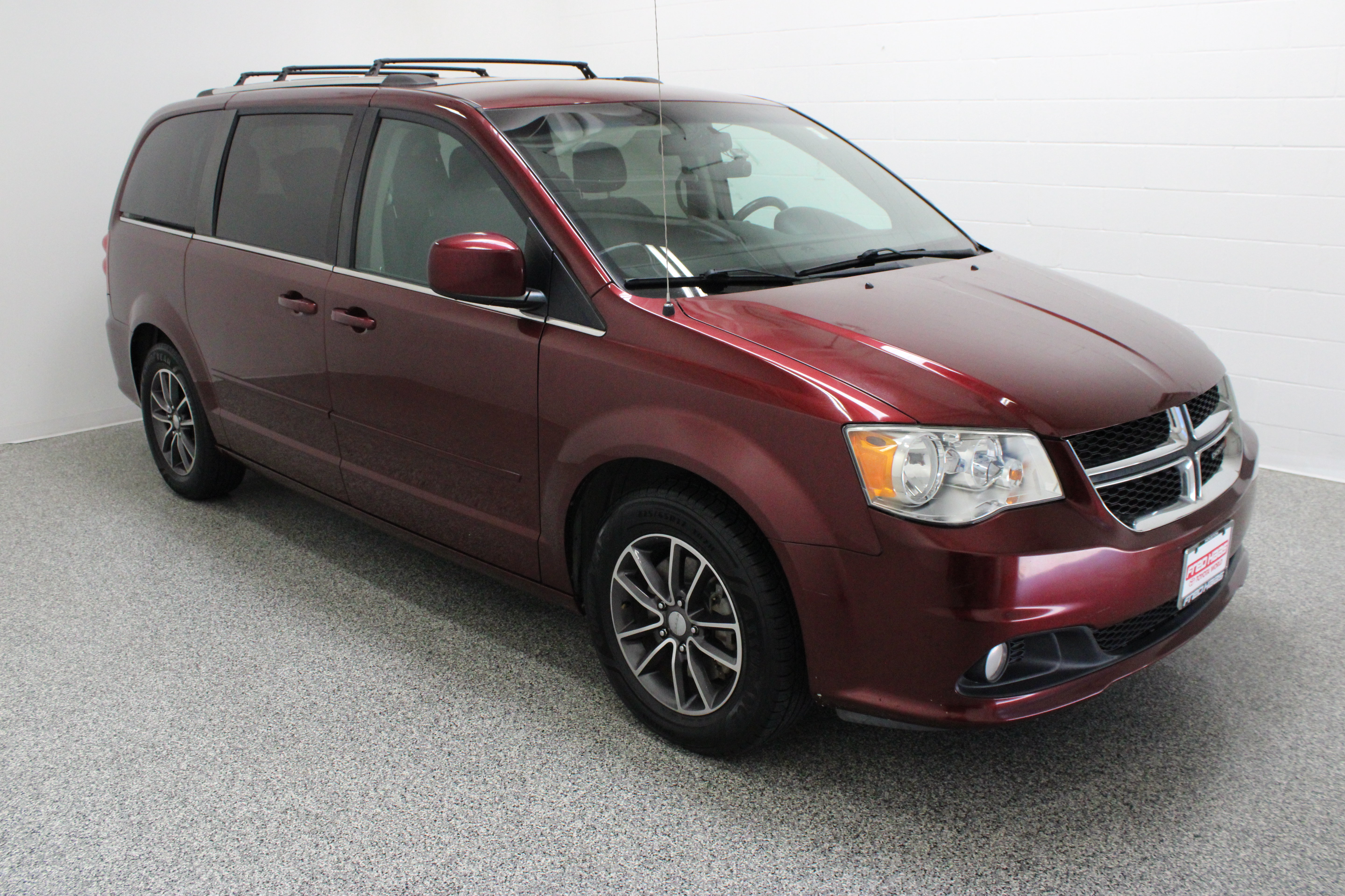 Used 2017 Dodge Grand Caravan SXT FWD image 4