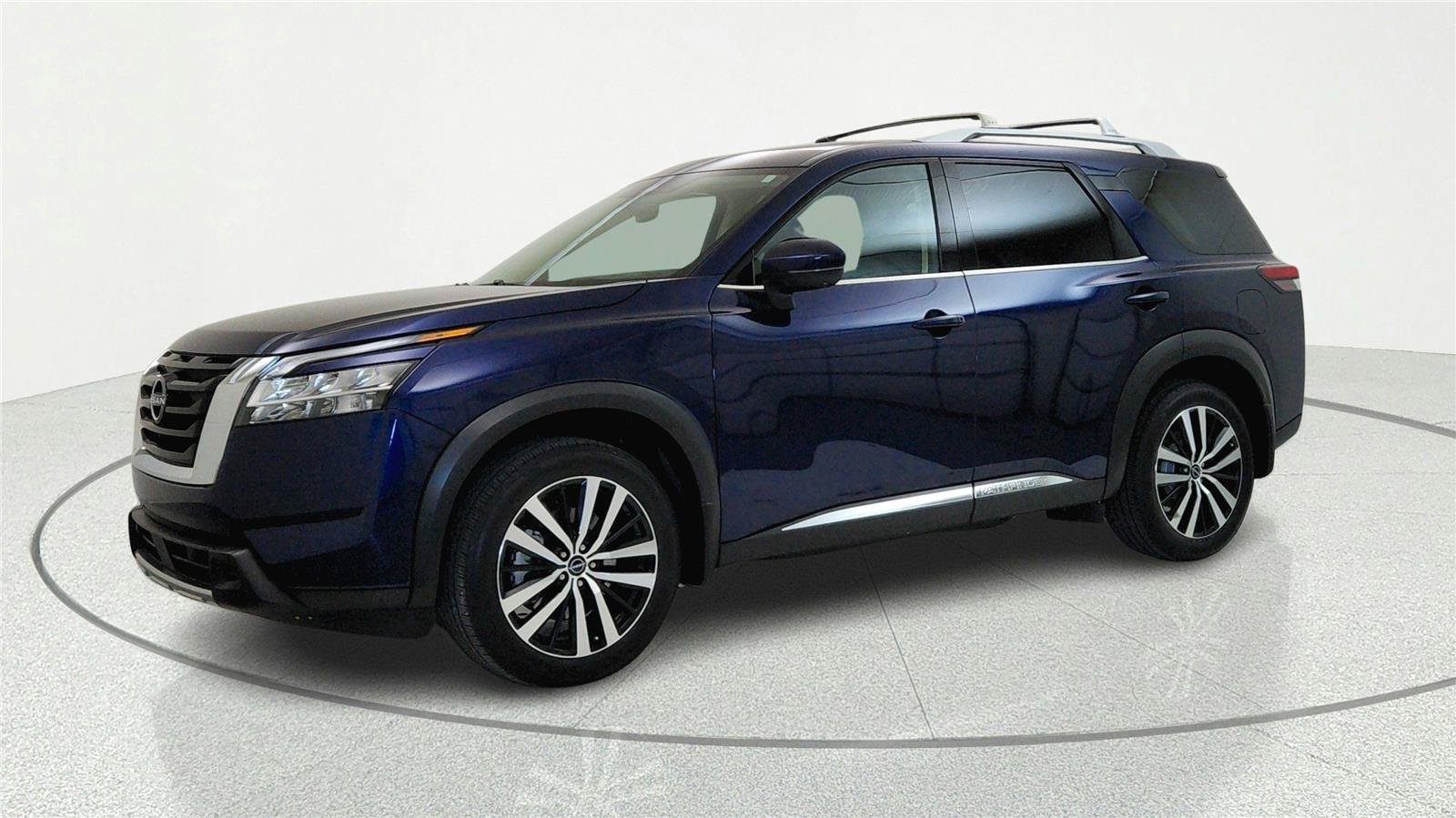 Used 2024 Nissan Pathfinder Platinum w/ Cargo Package FWD image 2