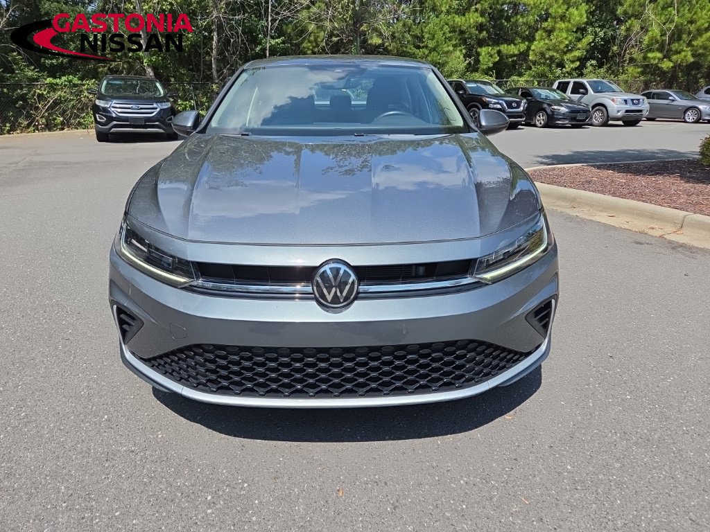 Used 2025 Volkswagen Jetta SE FWD image 2