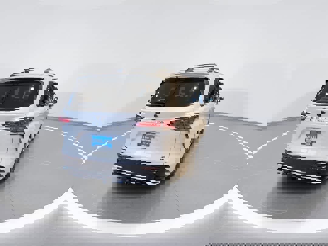 Used 2025 Toyota Sienna XSE w/ XSE Premium Package image 8