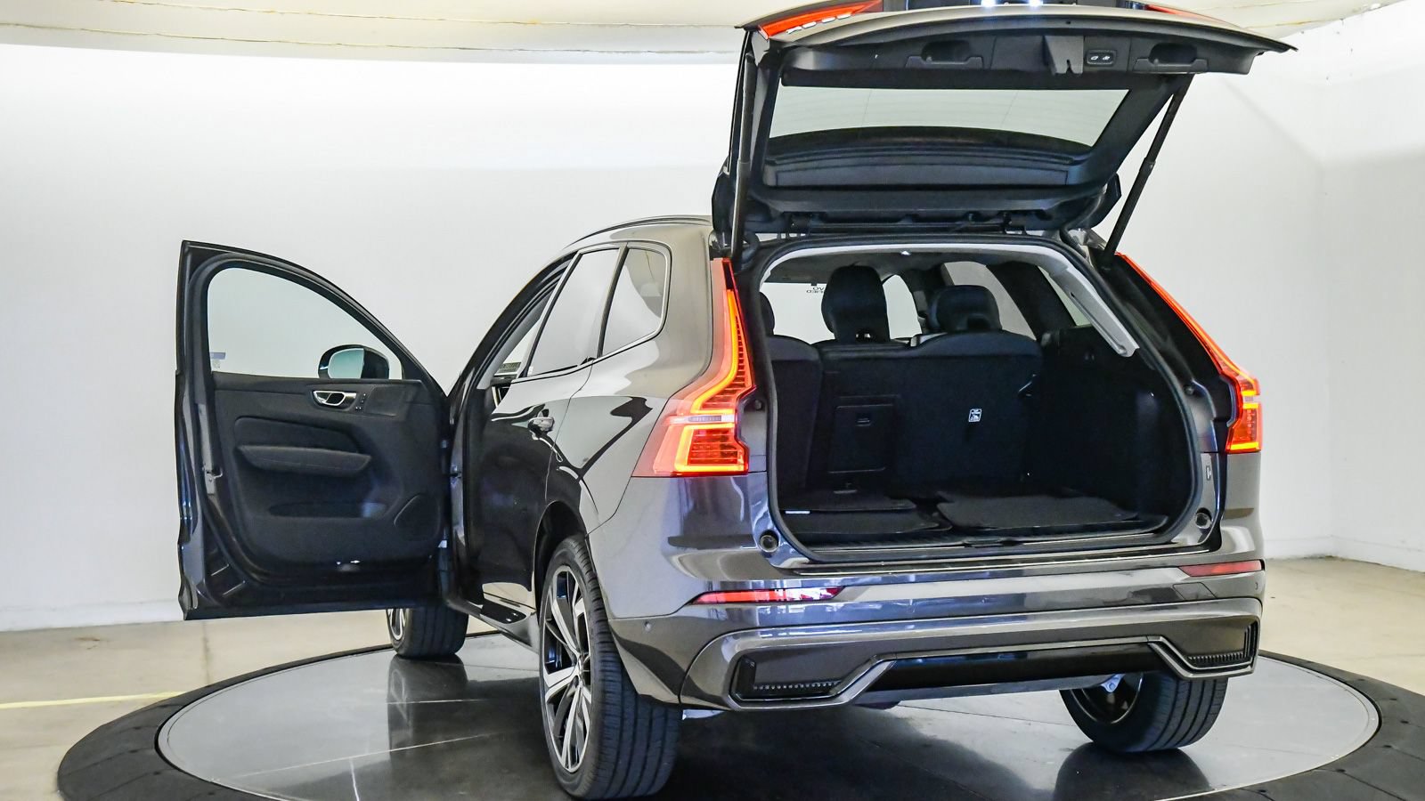 Certified 2024 Volvo XC60 T8 Ultimate w/ Protection Package Premier AWD/4WD image 26