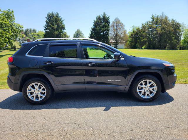 Used 2016 Jeep Cherokee Latitude w/ Cold Weather Group AWD/4WD image 5