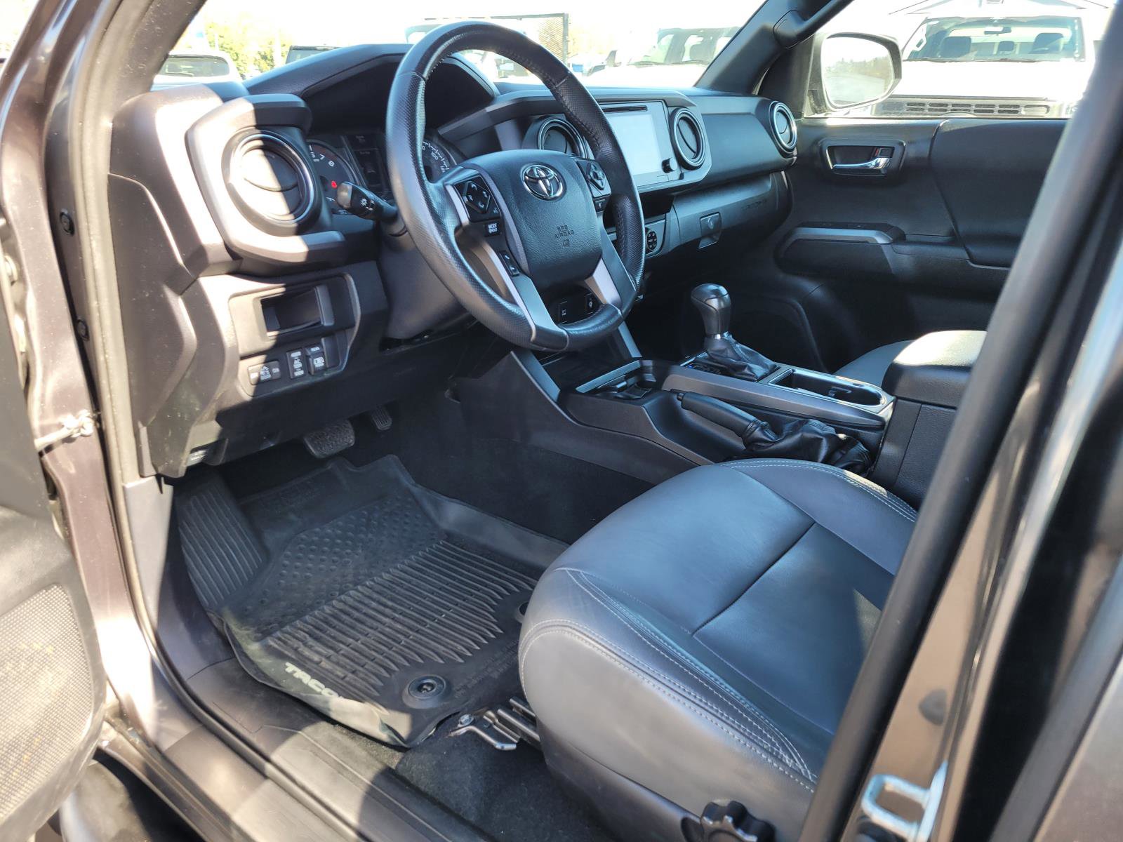 Used 2017 Toyota Tacoma TRD Sport image 11