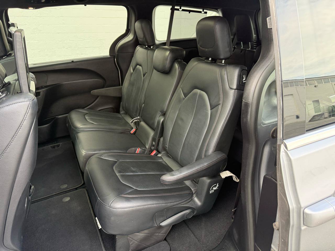 Used 2019 Chrysler Pacifica Touring-L FWD image 36