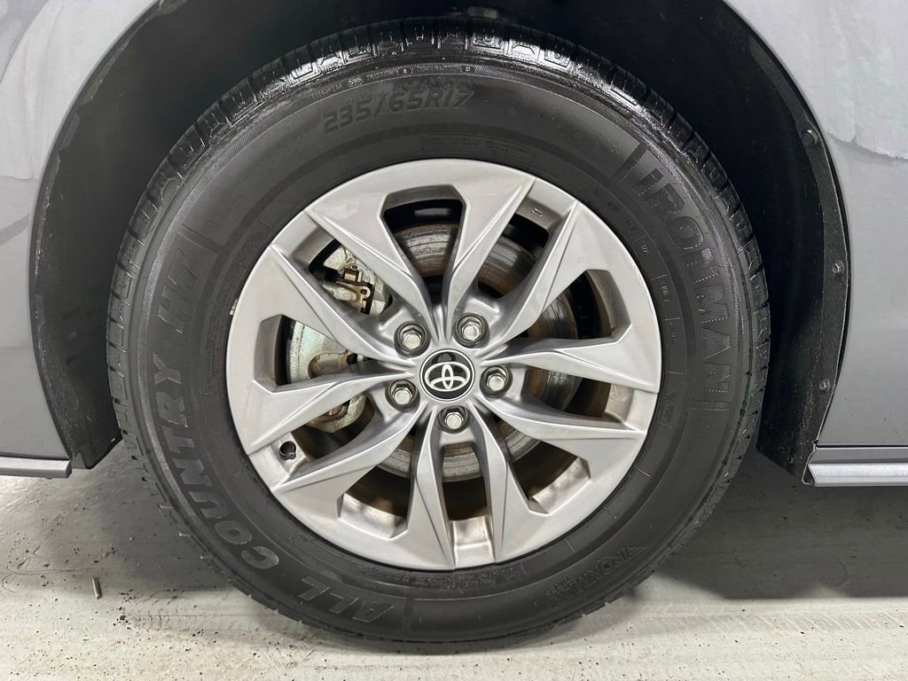 Used 2025 Toyota Sienna LE image 66