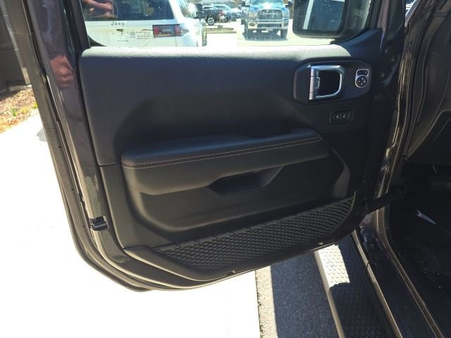 Certified 2025 Jeep Wrangler Unlimited Sahara AWD/4WD image 10