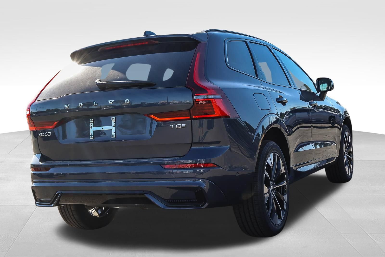New 2026 Volvo XC60 T8 Plus w/ Climate Package AWD/4WD image 5