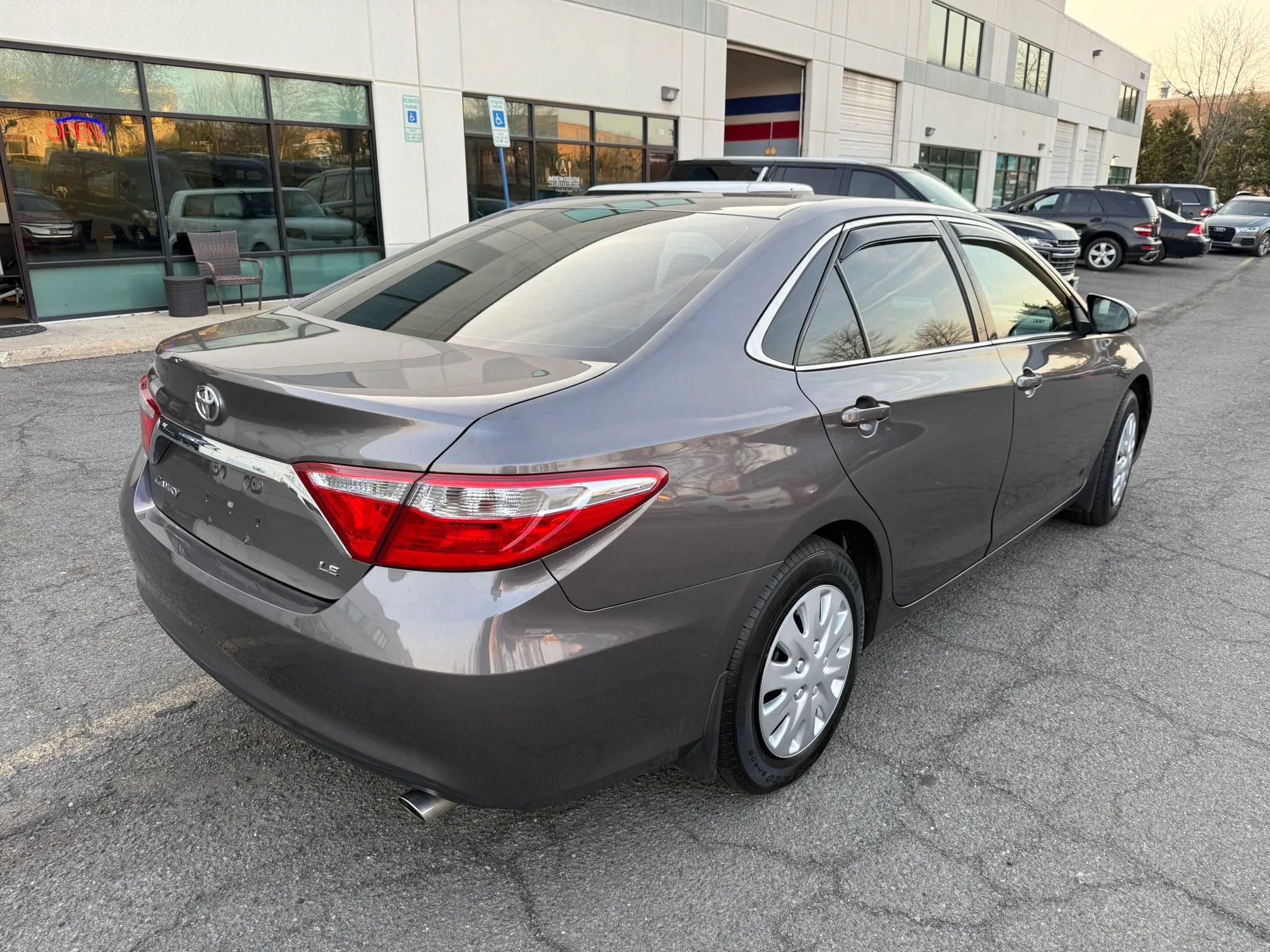 Used 2017 Toyota Camry LE FWD image 3