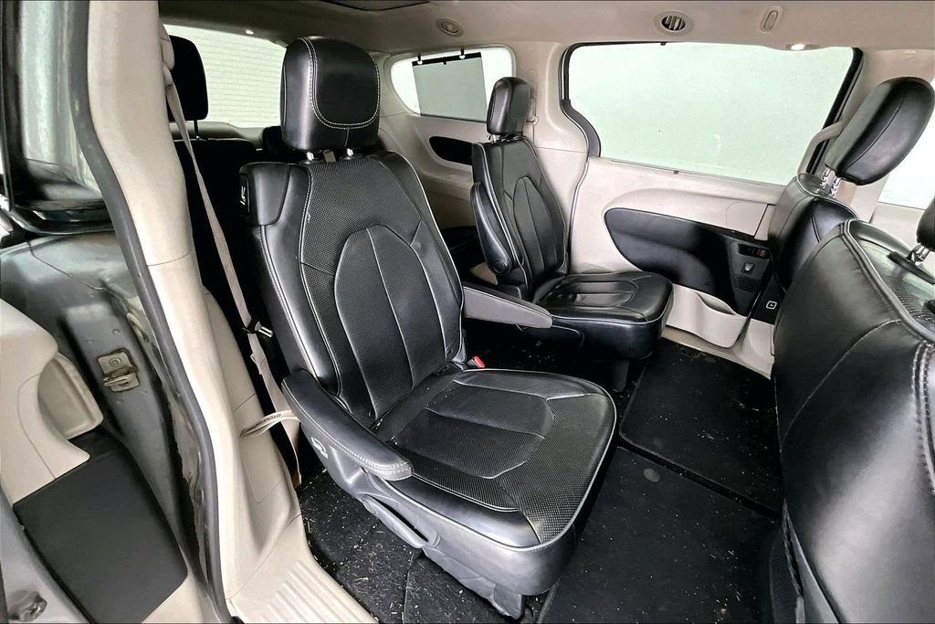 Used 2018 Chrysler Pacifica Limited image 31