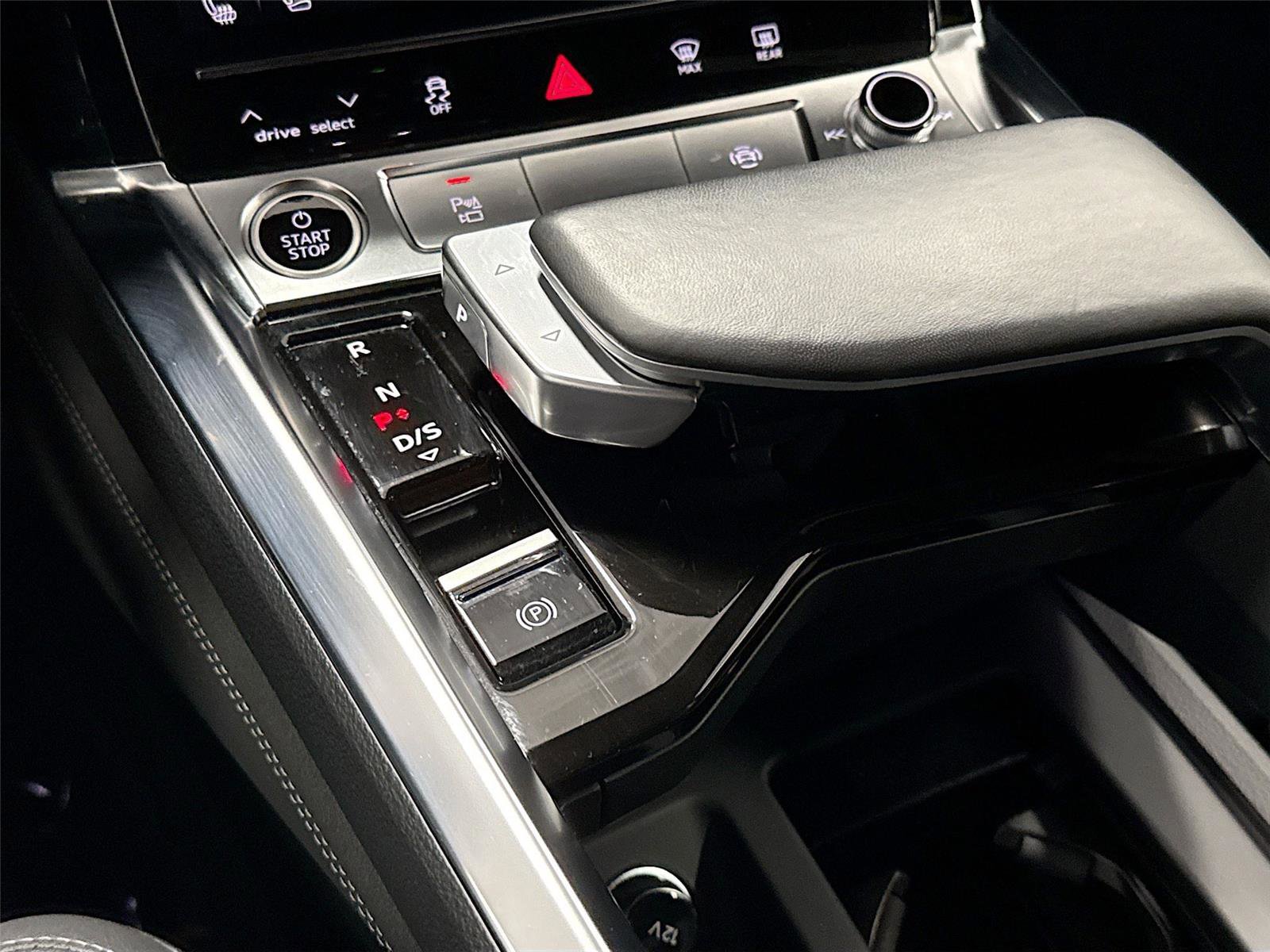 Certified 2024 Audi Q8 e-tron Premium Plus w/ Premium Plus Package AWD/4WD image 17