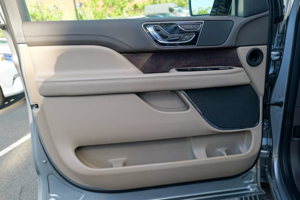 Used 2023 Lincoln Navigator L Reserve AWD/4WD image 17