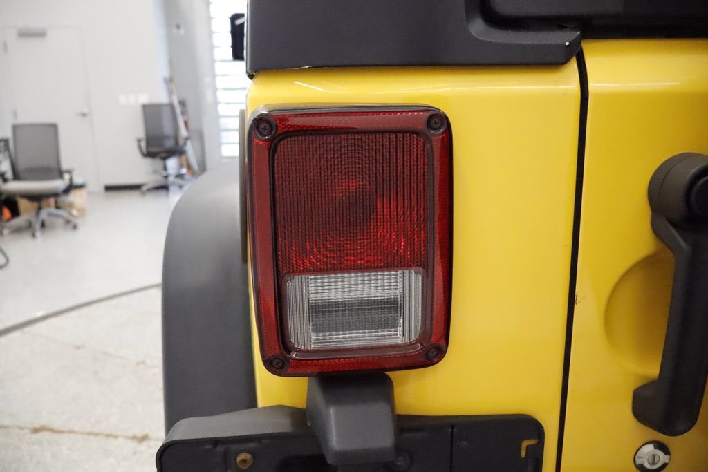 Used 2015 Jeep Wrangler Rubicon AWD/4WD image 10