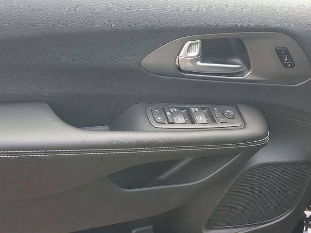 New 2027 Chrysler Pacifica Select AWD/4WD image 15