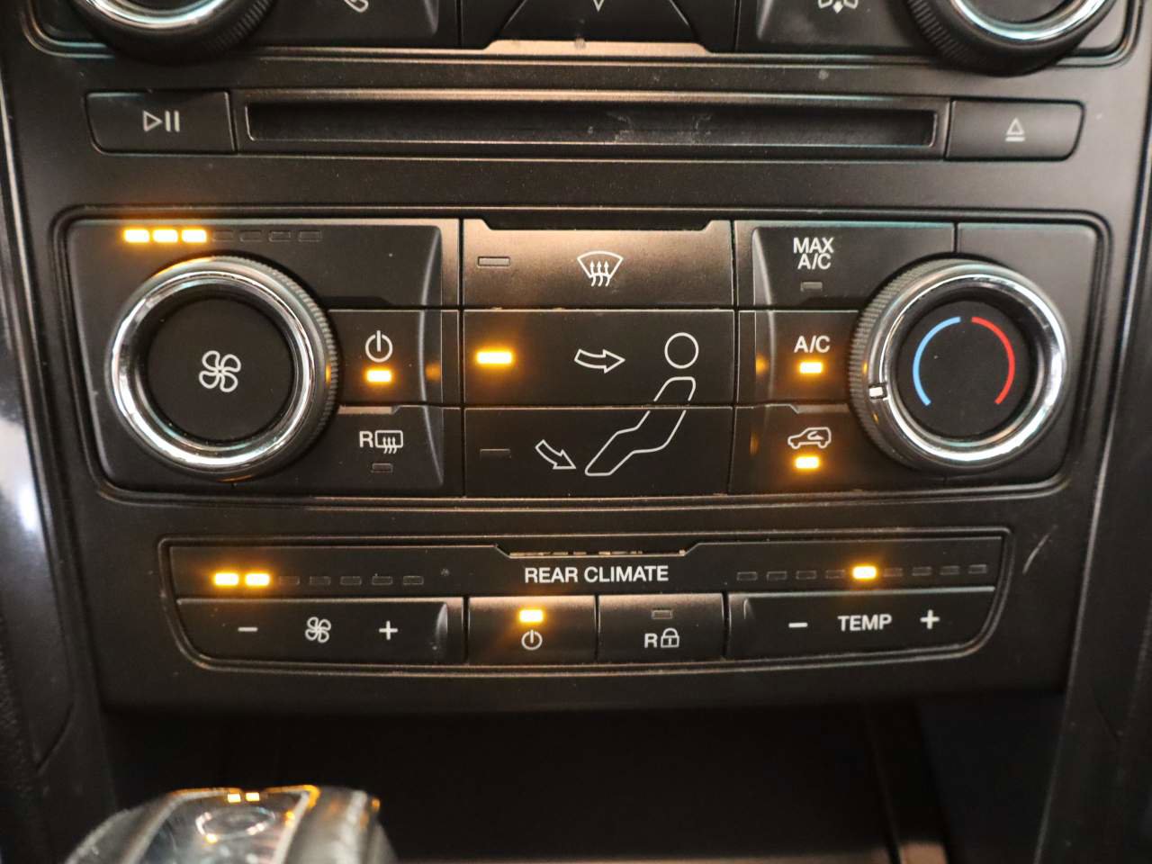 Used 2017 Ford Explorer XLT image 11