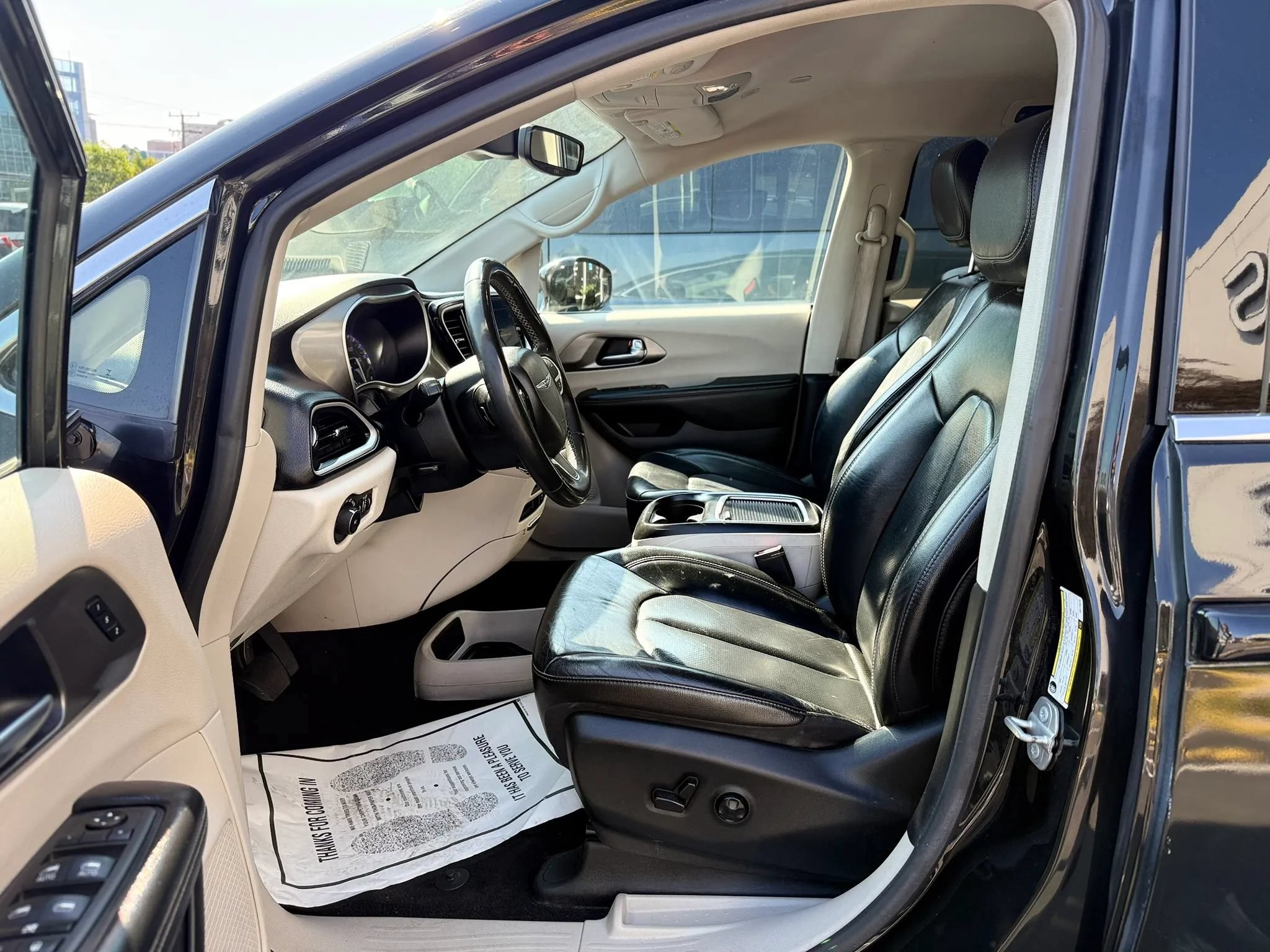 Used 2022 Chrysler Pacifica Touring-L FWD image 8