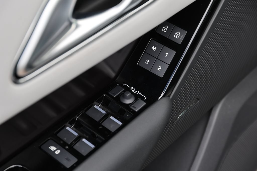 New 2026 Land Rover Range Rover Velar Dynamic SE AWD/4WD image 13