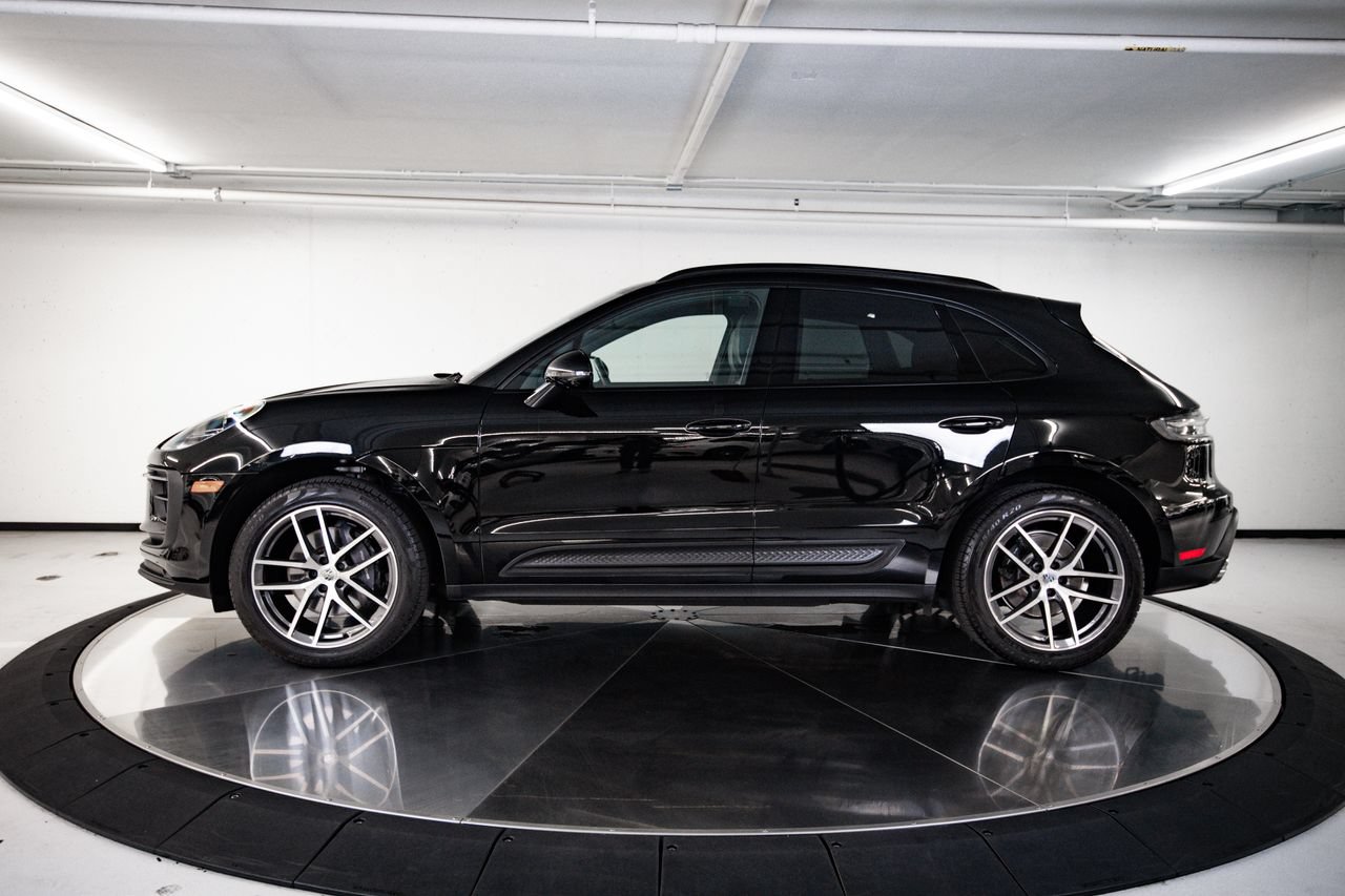 Certified 2024 Porsche Macan AWD/4WD image 2