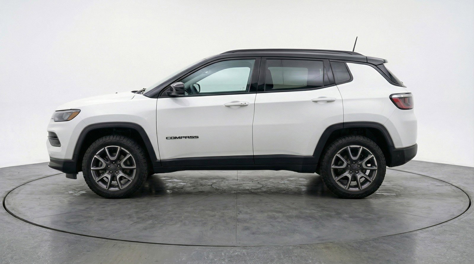 Used 2025 Jeep Compass Trailhawk image 5