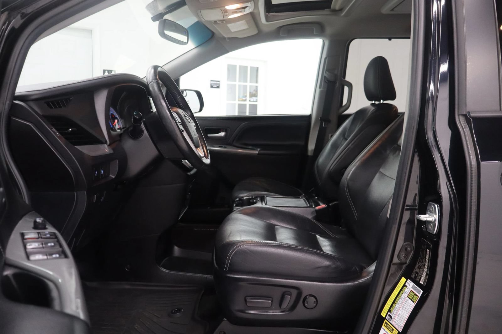Used 2017 Toyota Sienna SE Premium FWD image 14