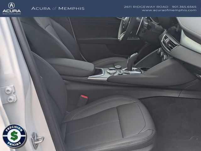 Used 2025 Alfa Romeo Giulia AWD image 31
