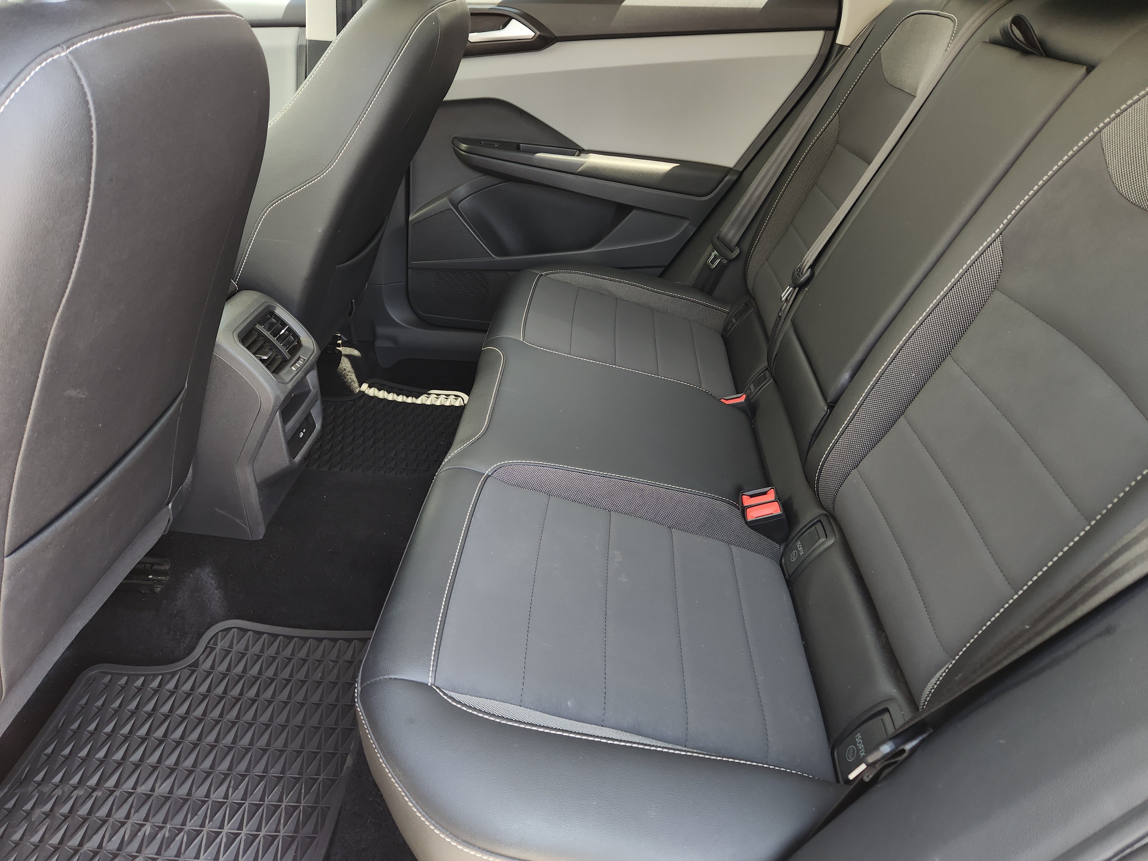 Used 2022 Volkswagen Taos SE w/ Panoramic Sunroof Package FWD image 33
