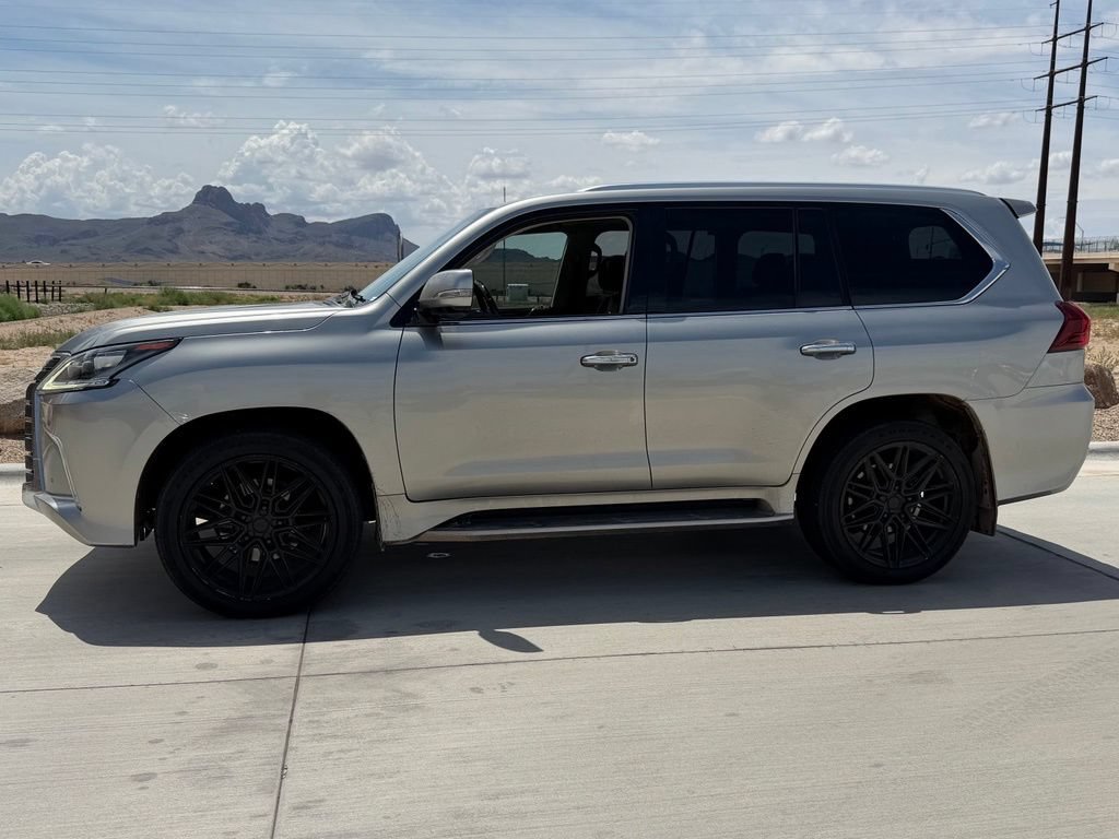 Used 2019 Lexus LX 570 4WD w/ Luxury Package image 4